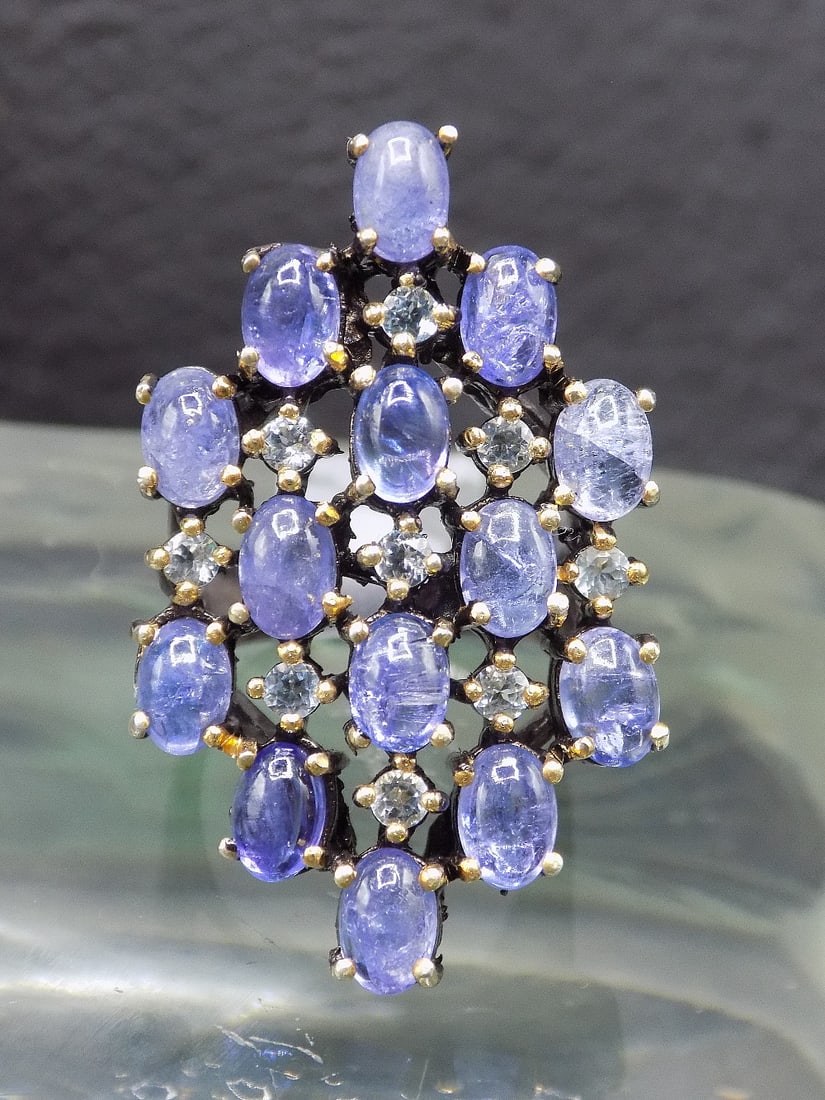 Beautiful 27 cwt. natural tanzanite and topaz sterling silver ring: Beautiful 27 cwt. natural tanzanite and topaz sterling silver ring.Size 6