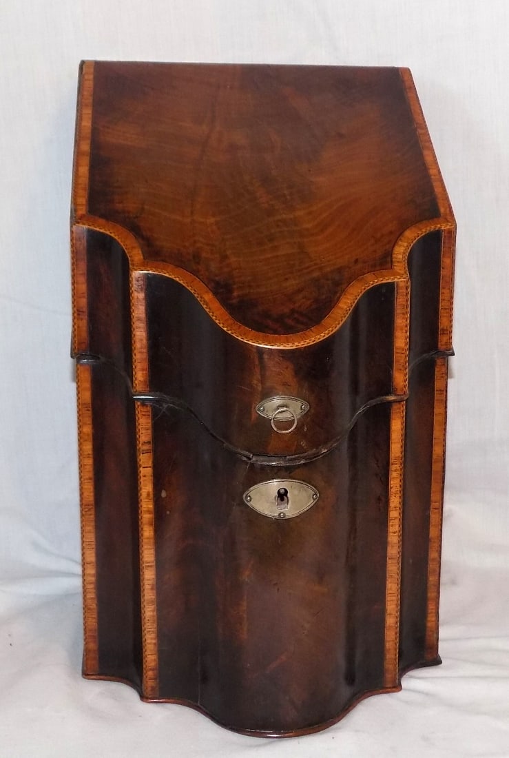 Splendid 1800s mahogany knife box with burling and inlay: Splendid 1800s mahogany knife box with burling and inlay. In very good original as found condition with some wear normal from age and use. Great quality and detail. Please see photos. 14 ½ x 8 