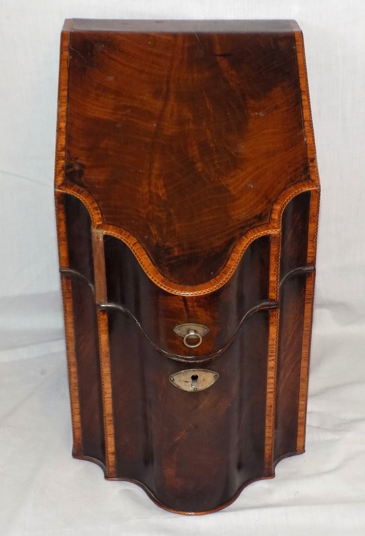 Splendid 1800s mahogany knife box with burling and inlay: Splendid 1800s mahogany knife box with burling and inlay. In very good original as found condition with some wear normal from age and use. Great quality and detail. Please see photos. 14 ½ x 8 