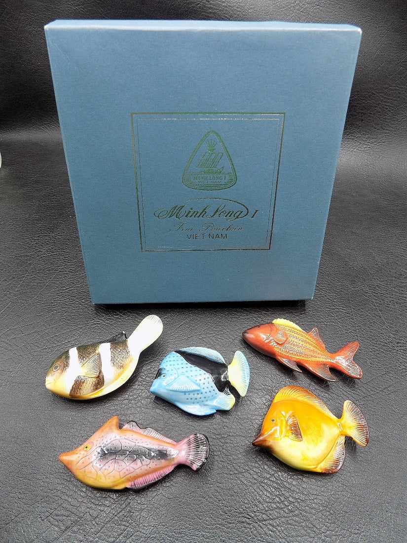 Beautiful colorful vintage porcelain fish chop stick rest in original box: Beautiful colorful vintage porcelain fish chop stick rest in original box. Minh Long I Fine Porcelain Viet Nam. Great quality and detail. Box is 5 ½ inches square with five fish included