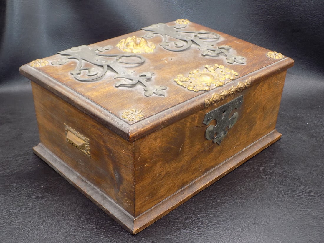 Great antique deed box with lion head and wrought metal hinges: Great antique deed box with lion head and wrought metal hinges. Wood case. Brass lion head and handles. Great quality and detail. Original patina. Missing key. Length 9 ¼ x 6 ¾ wide x 4 