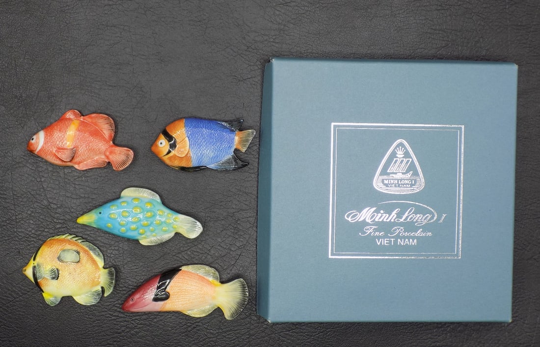 Beautiful colorful vintage porcelain fish chop stick rest in original box: Beautiful colorful vintage porcelain fish chop stick rest in original box. Minh Long I Fine Porcelain Viet Nam. Great quality and detail. Box is 5 ½ inches square with five fish included
