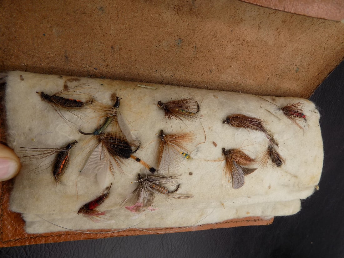 Very nice collection of vintage Fly Fishing flies: Very nice collection of vintage Fly Fishing flies. Great quality and detail. In very good original as found condition. In two carrying cases