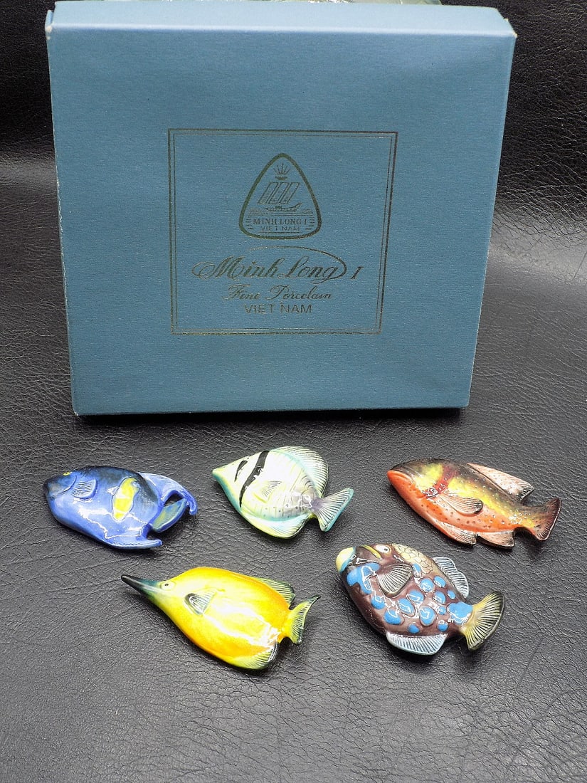 Beautiful colorful vintage porcelain fish chop stick rest in original box: Beautiful colorful vintage porcelain fish chop stick rest in original box. Minh Long I Fine Porcelain Viet Nam. Great quality and detail. Box is 5 ½ inches square with five fish included