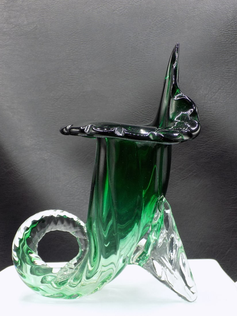 Beautiful midcentury Murano art glass vase: Beautiful midcentury Murano art glass vase. Great quality and detail. In very good original as found condition. Please see photos. 7 ¾ inches tall 5 ½ inches long