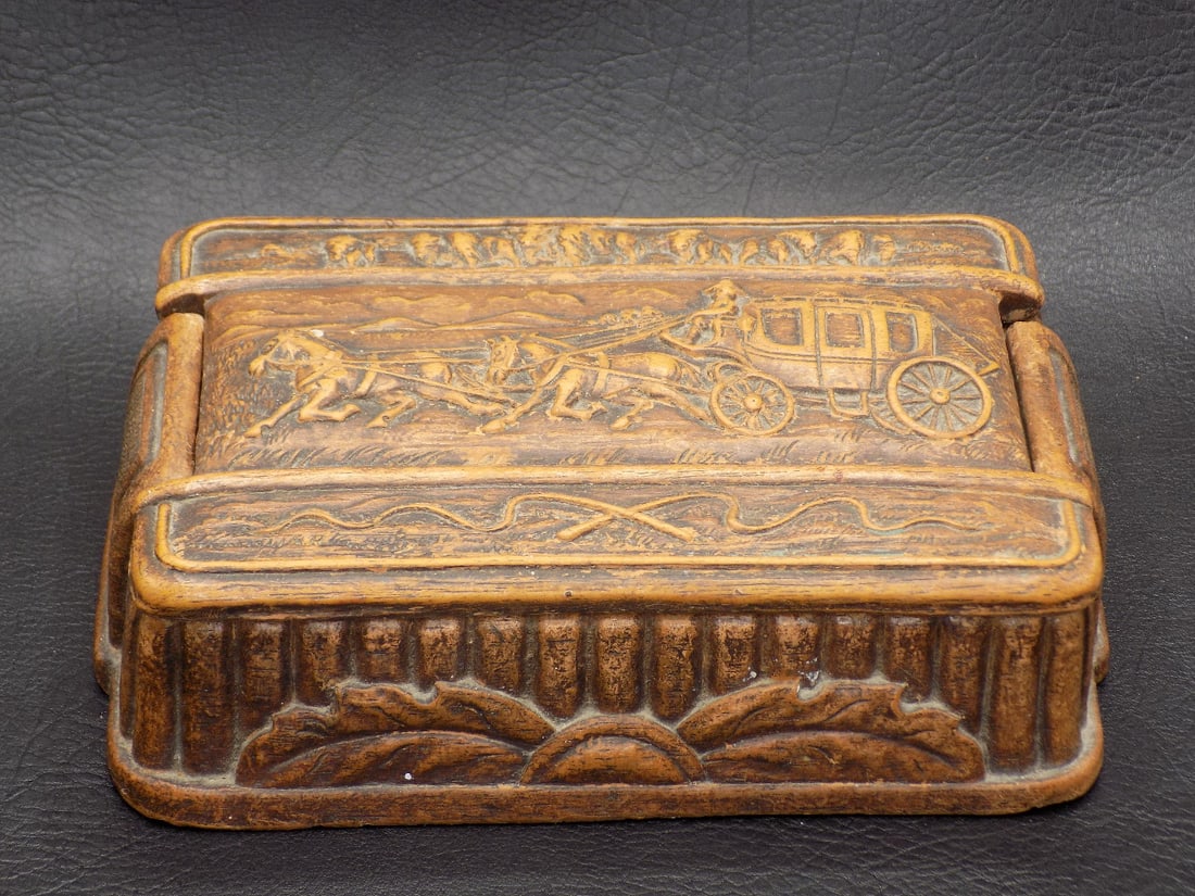 Unusual stagecoach decorated covered box (1 of 10)