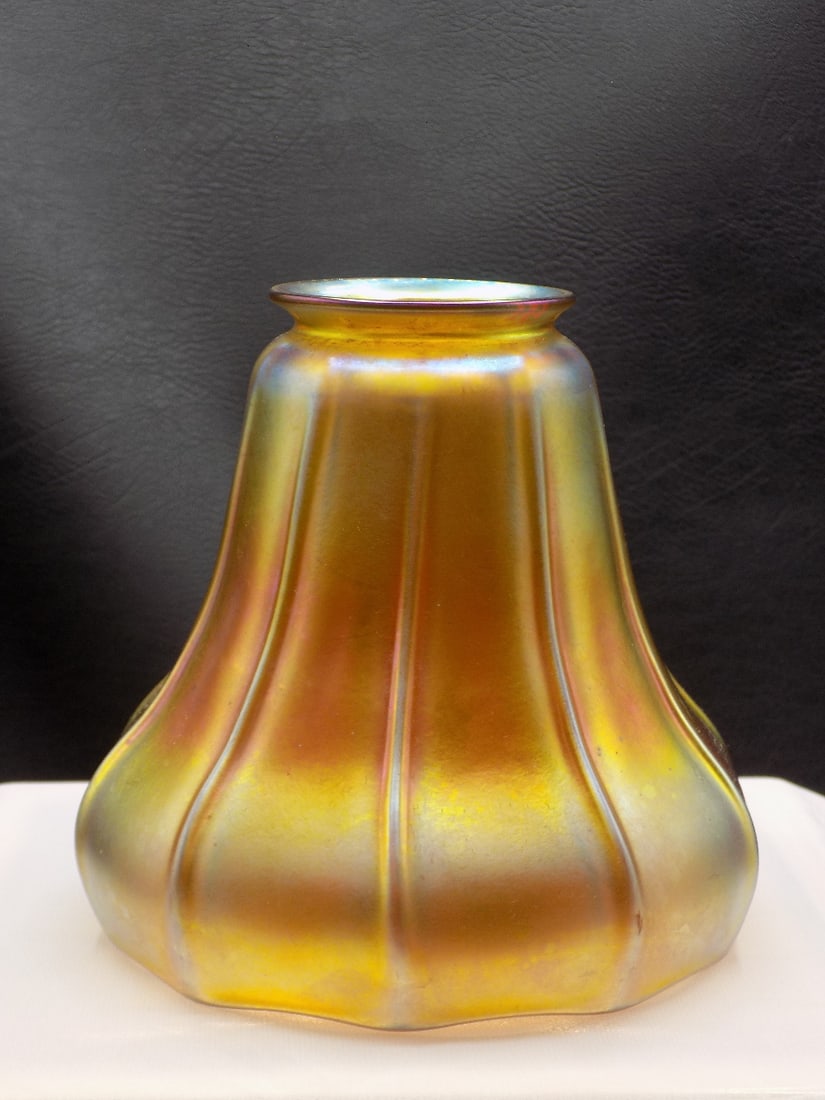 Beautiful antique Steuben art glass shade: Beautiful antique Steuben art glass shade. No signature. Beautiful iridescence. Great quality and detail. In very good original as found condition. Please see photos. 4 ¾ inches tall. Fitter rim