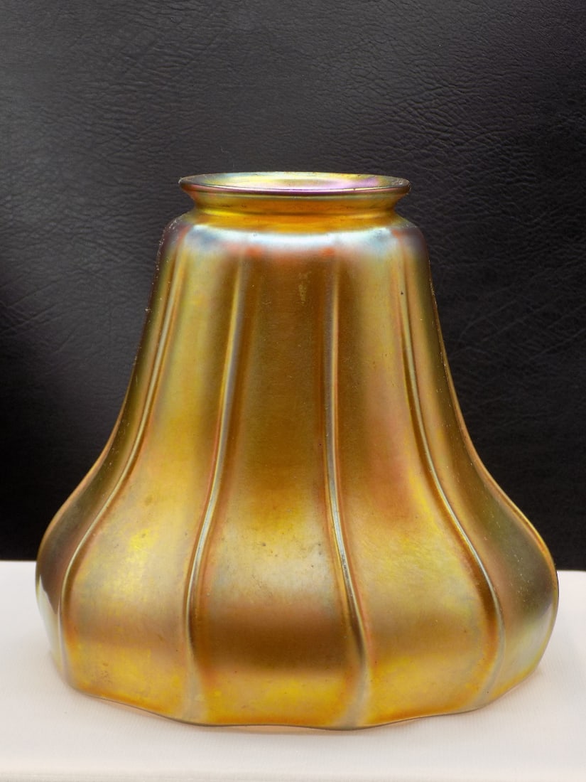 Beautiful antique Steuben art glass shade: Beautiful antique Steuben art glass shade. No signature. Beautiful iridescence. Great quality and detail. In very good original as found condition. Please see photos. 4 ¾ inches tall. Fitter rim