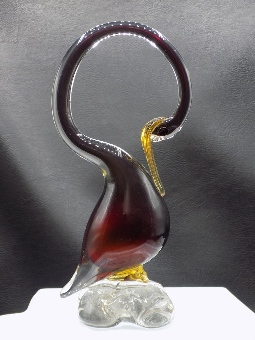 Beautiful midcentury Murano art glass swan: Beautiful midcentury Murano art glass swan. Original label Great quality and detail. In very good original as found condition. Please see photos. 9 7/8 inches tall
