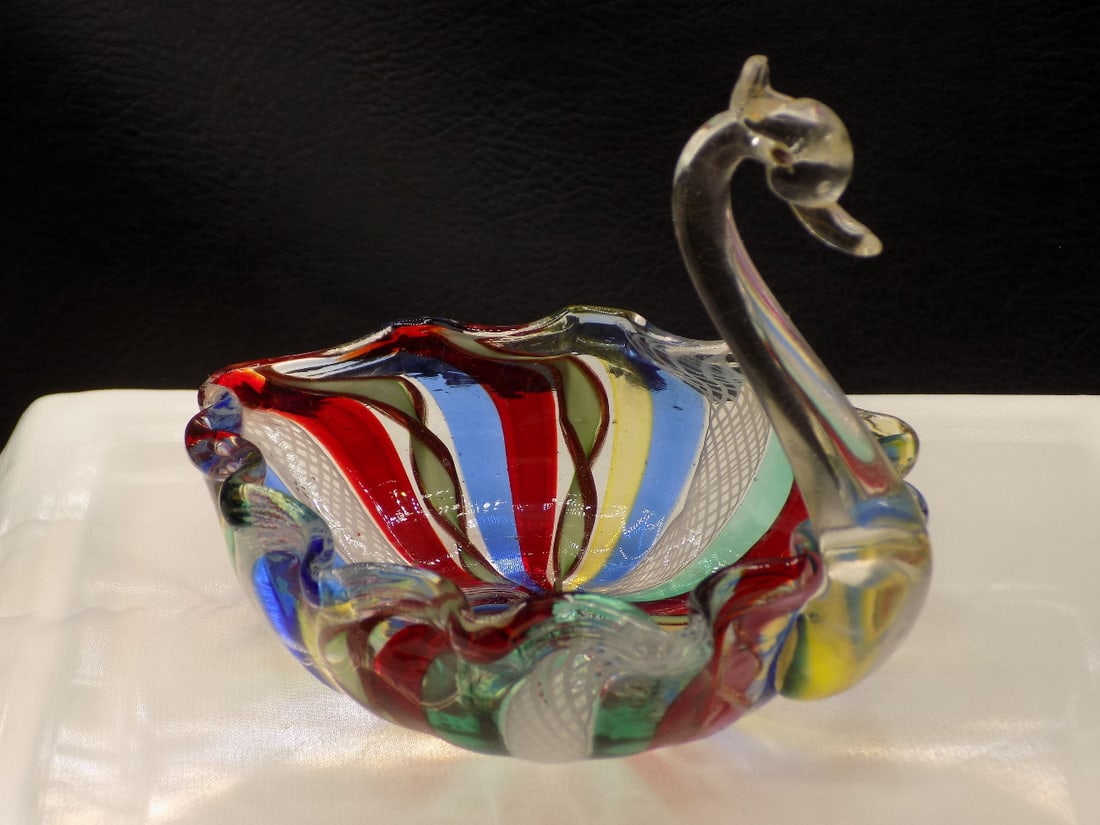 Beautiful midcentury Venetian Murano art glass swan: Beautiful midcentury Venetian Murano art glass swan. Latticino ribbon glass with gold dust twist in vibrant colors. Great quality and detail. In very good original as found condition. Please see photo