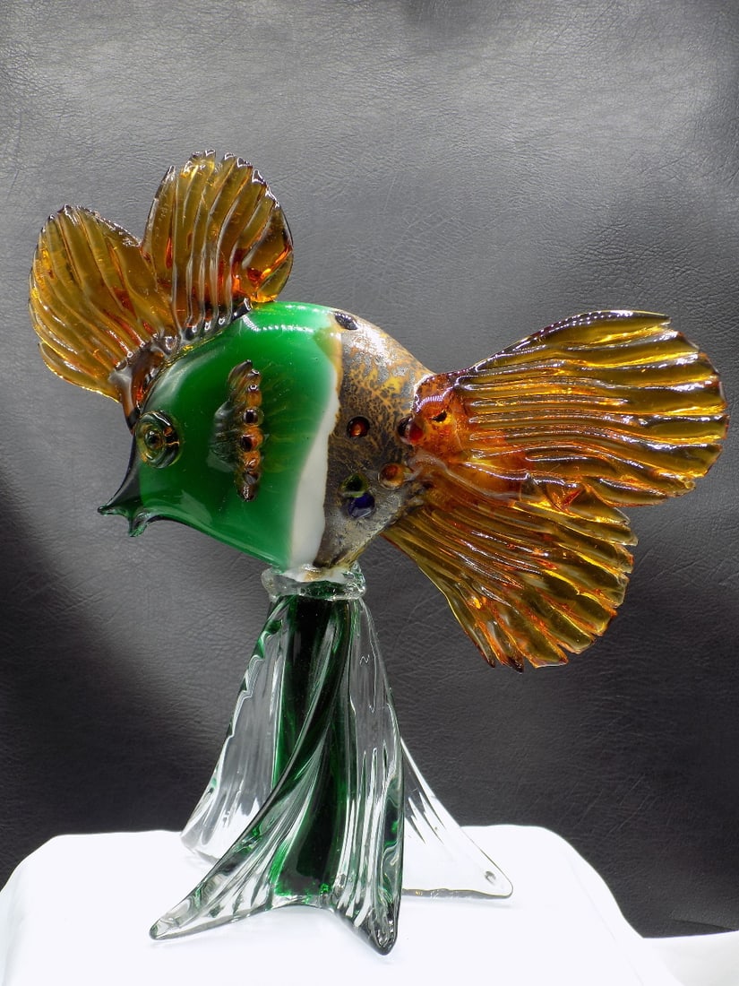 Fine midcentury Venetian Murano art glass Seguso Sommerso fish: Fine midcentury Venetian Murano art glass Seguso Sommerso fish. Beautiful colors. Great quality and detail. In very good original as found condition. Please see photos. 9 ¾ inches tall. Fish 9 