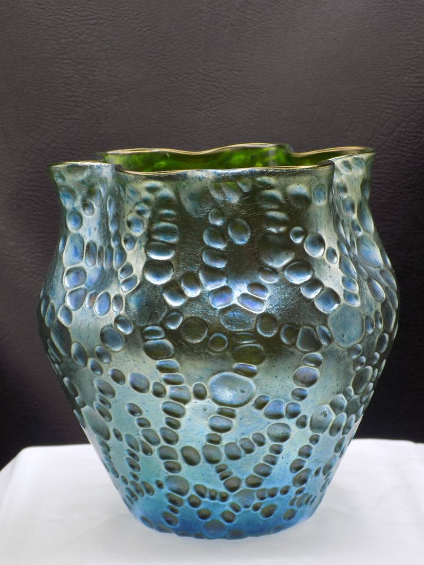 Beautiful antique Loetz Diaspora art glass vase: Beautiful antique Loetz Diaspora art glass vase. Beautiful iridescence and colors. Great quality and detail. In very good original as found condition. Please see photos. 5 5/8 inches tall x 5 1/8 wide