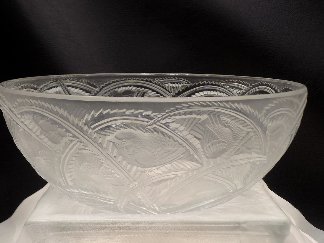 Wonderful signed Lalique Pinsons art glass bowl: Wonderful signed Lalique Pinsons art glass bowl. Signed as shown in photo. With birds and foliage surrounding. Great quality and detail. In very good original as found condition. Please see photos. 3 