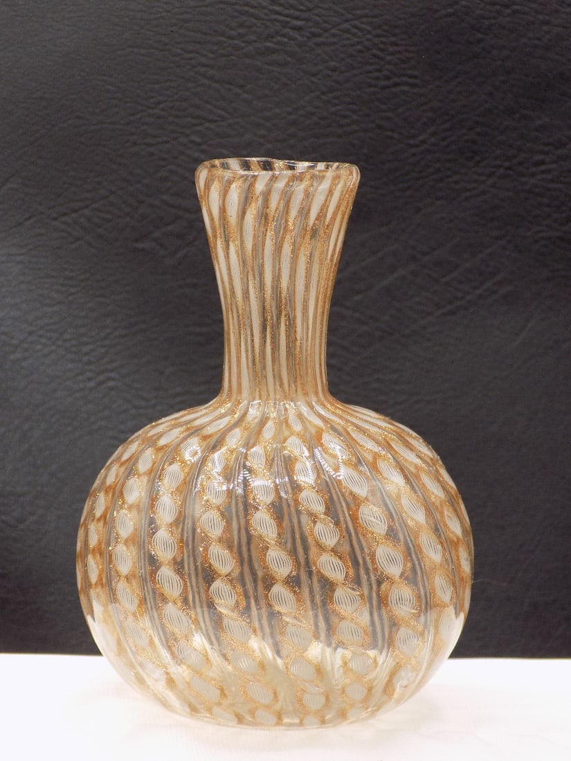 Beautiful midcentury Venetian Murano art glass vase: Beautiful midcentury Venetian Murano art glass vase. Latticino ribbon glass with gold dust twist. Great quality and detail. In very good original as found condition. . Please see photos. 3 7/8 inches 