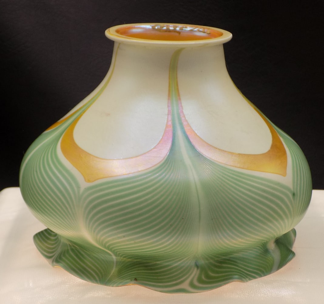 Lovely antique signed Quezal feathered pulled art glass lamp shade (1 of 8)