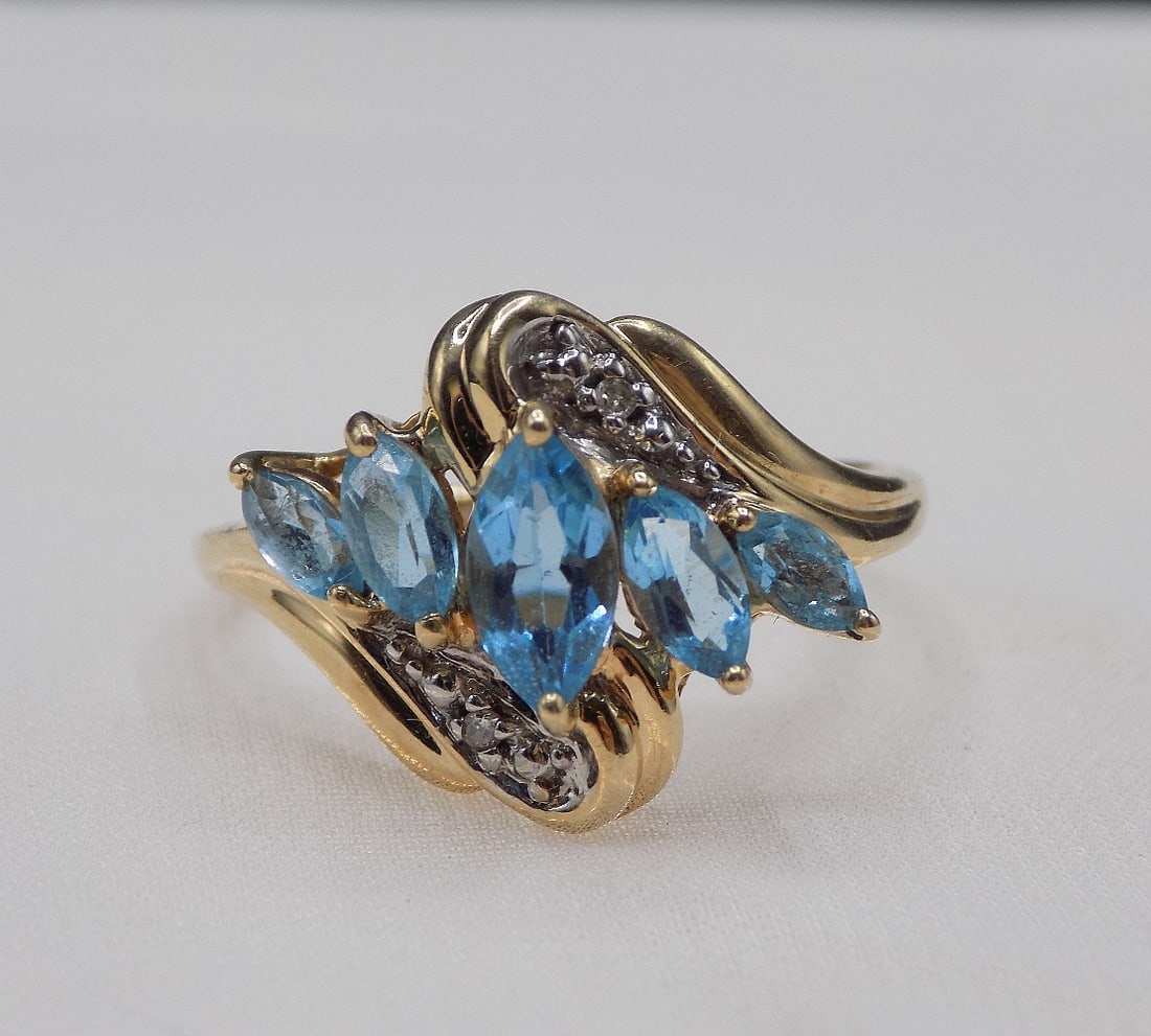Beautiful vintage aquamarine and white sapphire 10k gold ring (1 of 5)