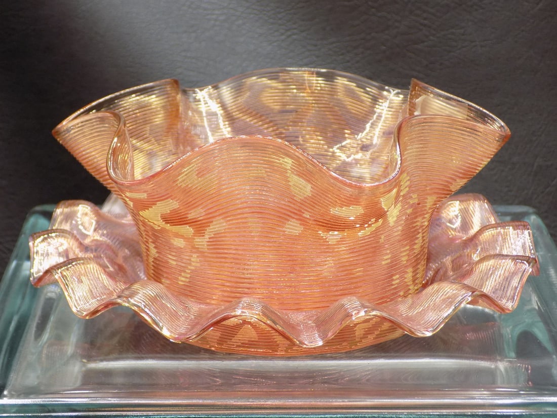Vintage Durand decorated and threaded art glass bowl and underplate: Vintage Durand decorated and threaded art glass bowl and underplate. Beautiful colors. Great quality and detail. In very good original as found condition. Please see photos. Plate 6 inch diameter. Bow