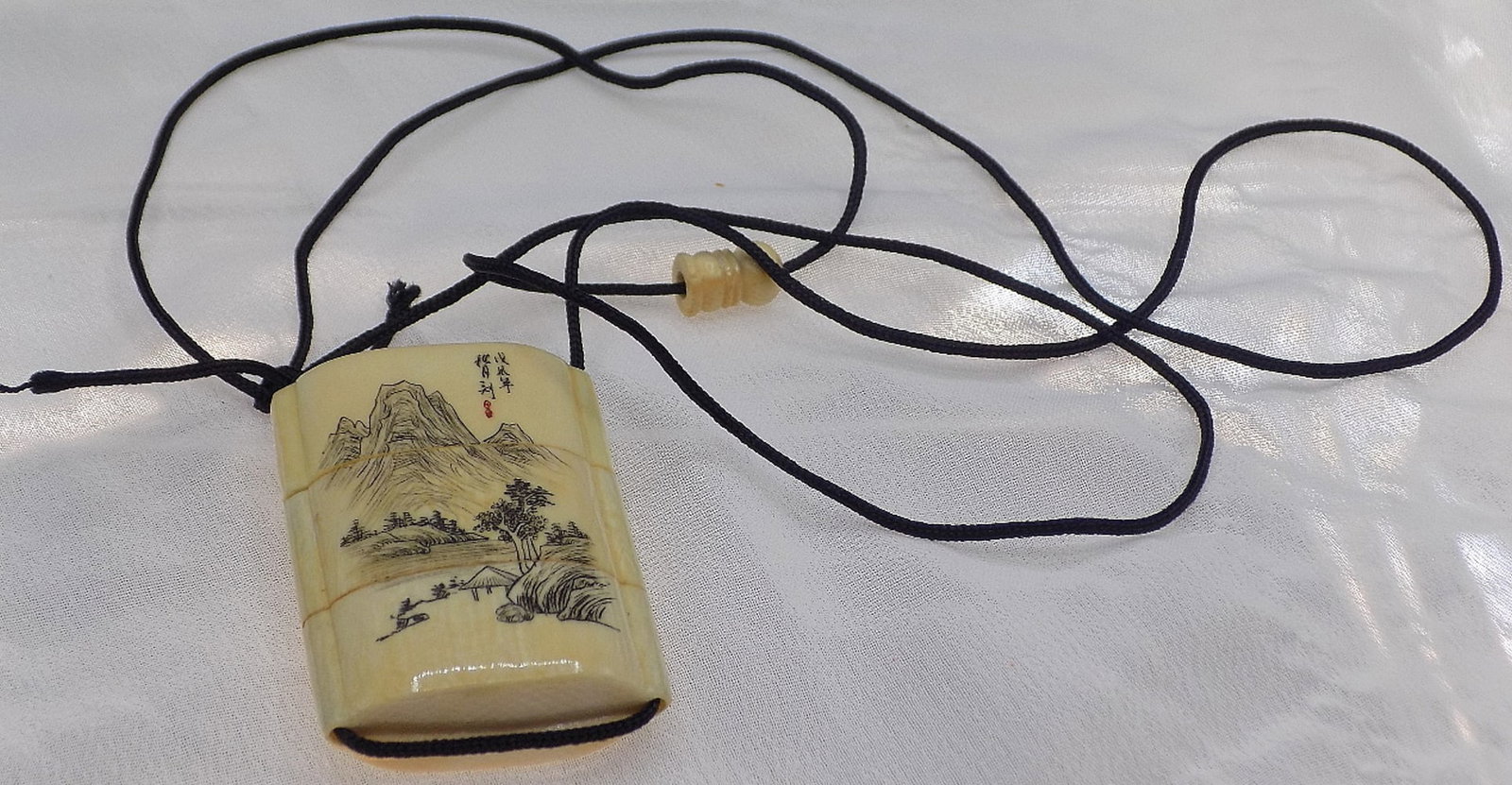 Vintage scrimshaw Japanese Inro: Vintage scrimshaw Japanese Inro. Great quality and detail. In very good original as found condition. Please see photos. 1 5/8 inches tall x 1 1/8 inch wide. No shipping outside of United States