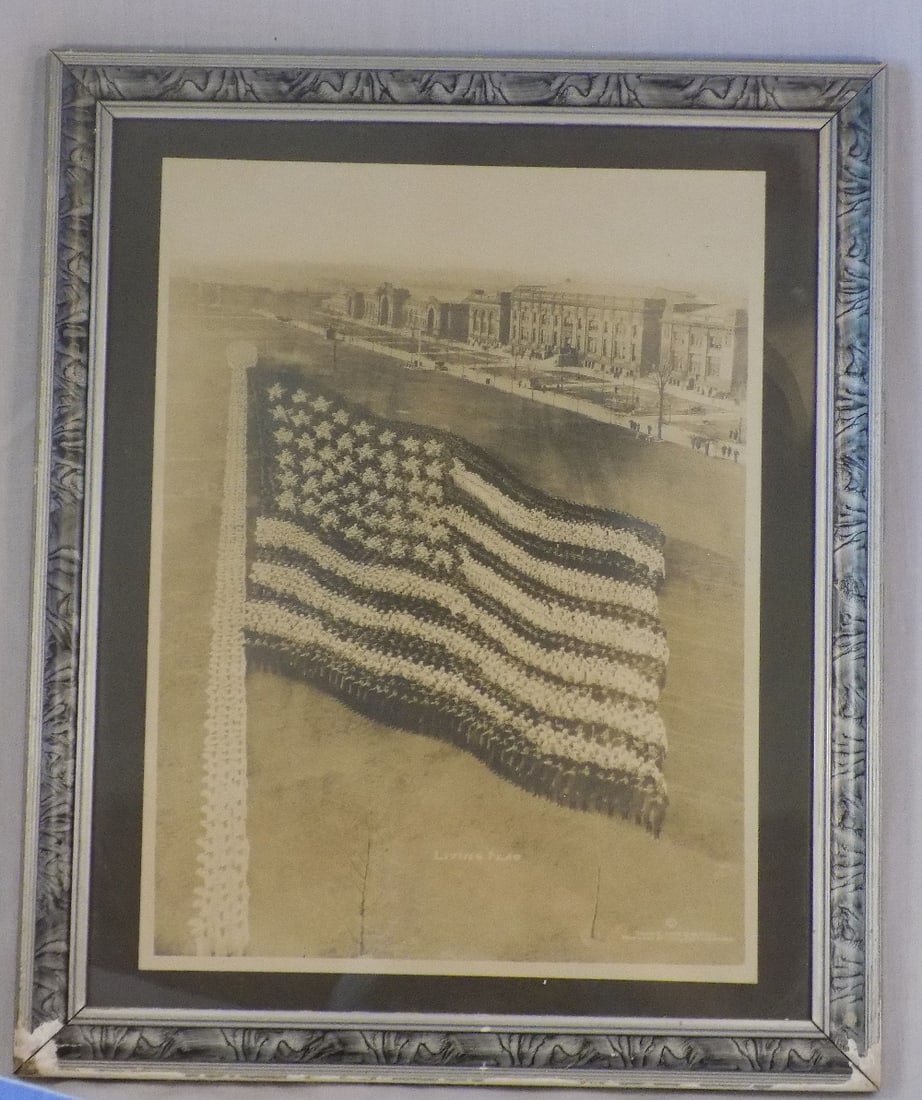 Great antique A Living Flag photograph with soldiers saluting as stars and stripes: Great antique A Living Flag photograph with soldiers saluting as stars and stripes. Soldiers are represented for the stars, stripes. Small soldiers used through out the flag. Have not seen one. use ma