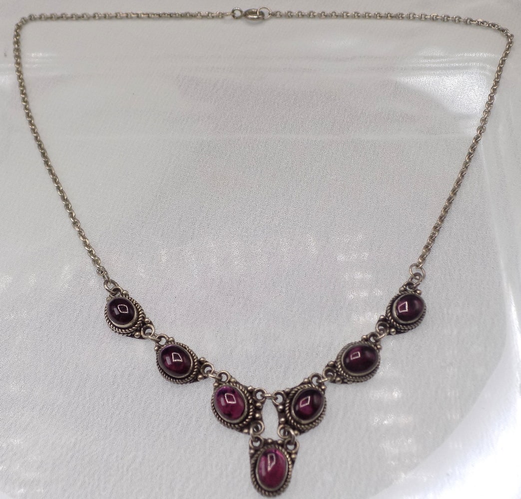 Beautiful Edwardian sterling necklace with garnets: Beautiful Edwardian sterling necklace with garnets. Marked as shown in photo. Great quality and detail. Beautiful colors. In very good original as found condition. Please see photos. 14 ½ inch to