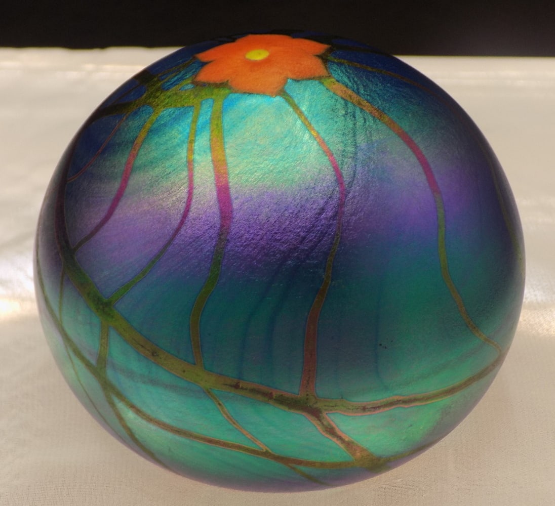 Exceptional signed Lundberg Studios art glass paperweight (1 of 7)