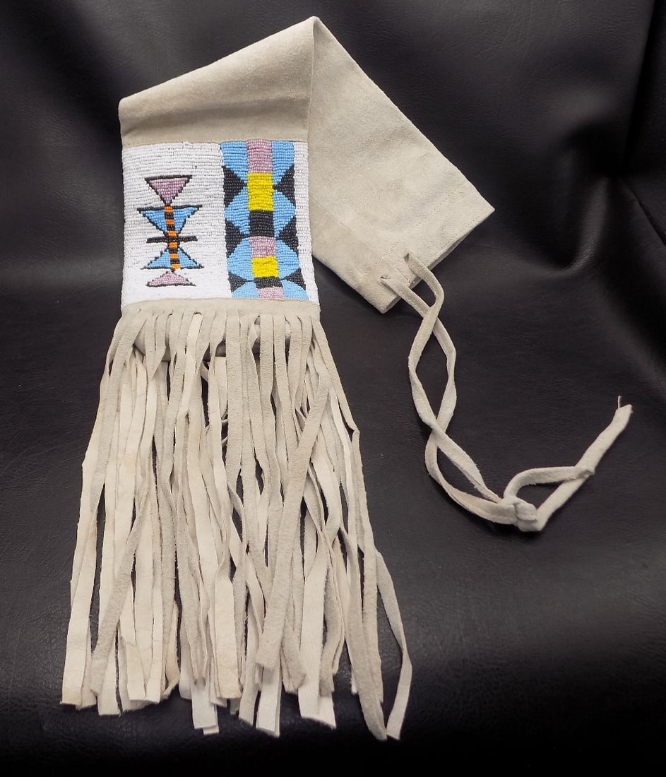 Vintage Native American Indian beaded pipe bag (1 of 6)