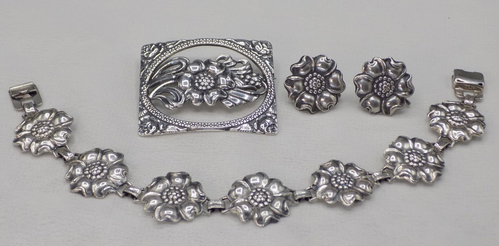 Beautiful vintage sterling silver bracelet, earrings and broach