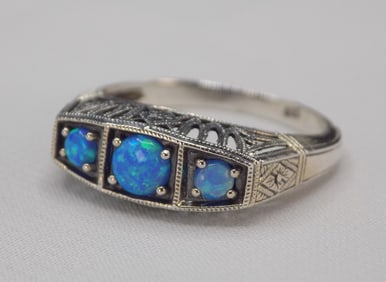 Beautiful 1 cwt blue fire opal sterling silver ring. Size 7 ¾