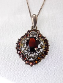 Beautiful sterling silver necklace with garnet pendant