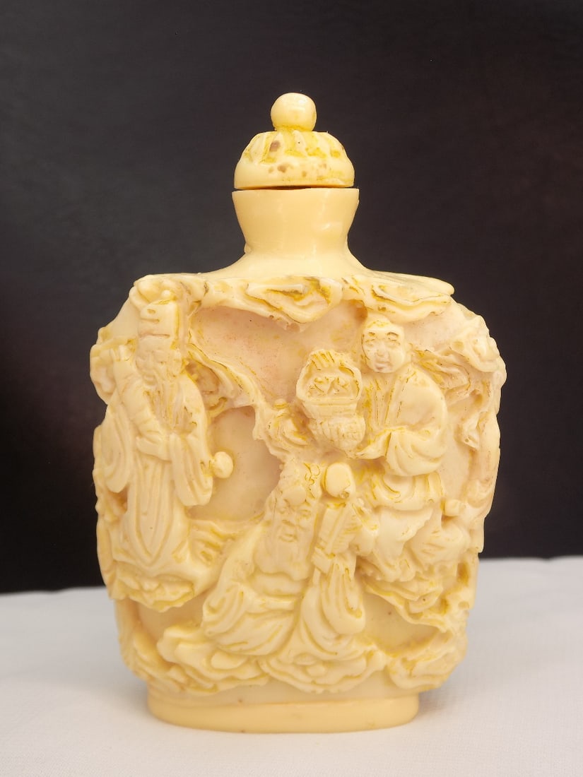 Vintage artist signed hand carved Oriental snuff bottle (1 of 9)