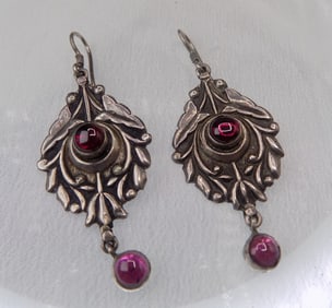 Beautiful pair of vintage garnet and sterling earrings