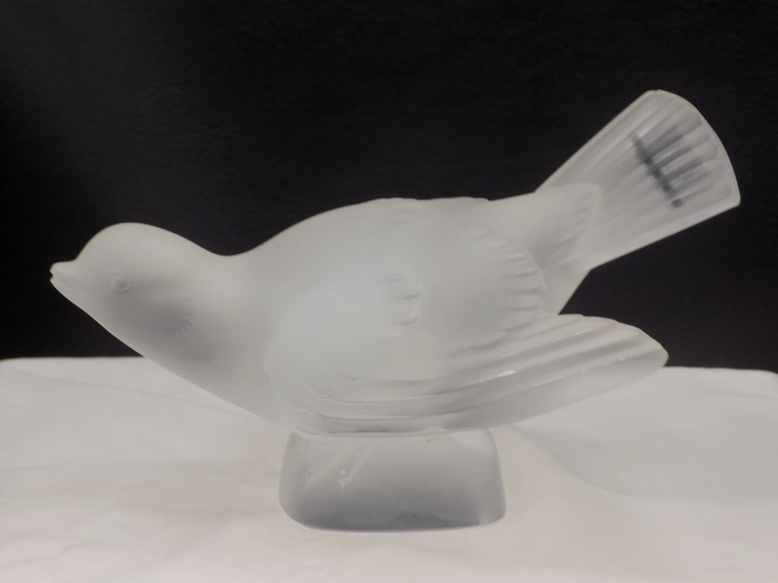 Very nice signed Lalique art glass bird in original box: Very nice signed Lalique art glass bird in original box. Signed in script and label as shown In photos. In very good original as found condition. Great quality and detail. 5 3/8 inches long x 3 7/8 wi
