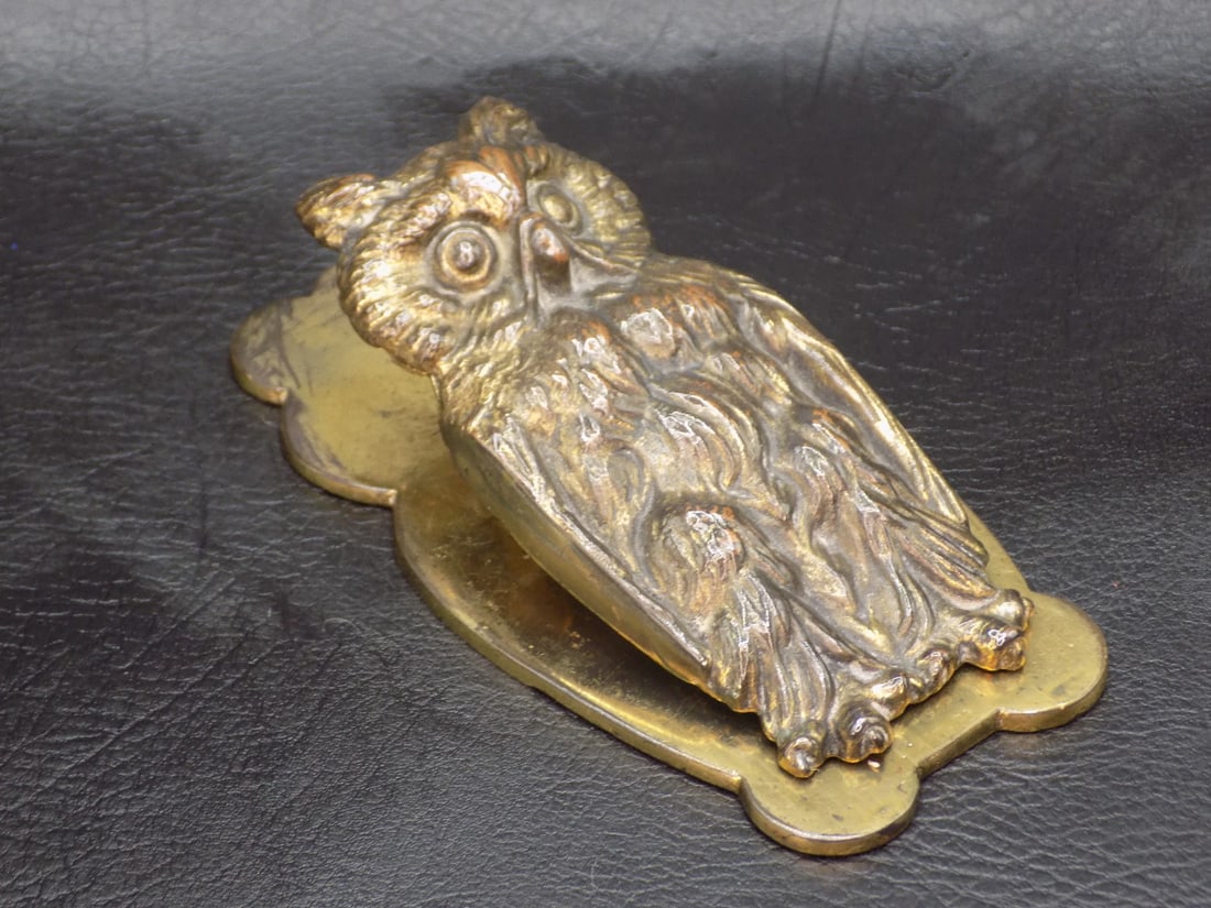 Antique Bradley and Hubbard brass owl note clip: Antique Bradley and Hubbard brass owl note clip. No markings. Made to hang on wall. Great quality and detail. In very good original as found condition. 4 inches tall x 2 1/8 wide