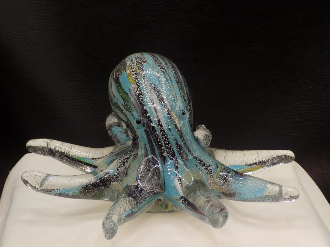 Unique vintage Murano art glass octopus: Unique vintage Murano art glass octopus. Beautiful colors with silver dusting. In very good original as found condition. Great quality and detail. 3 5/8 inches tall x 7 7/8 wide