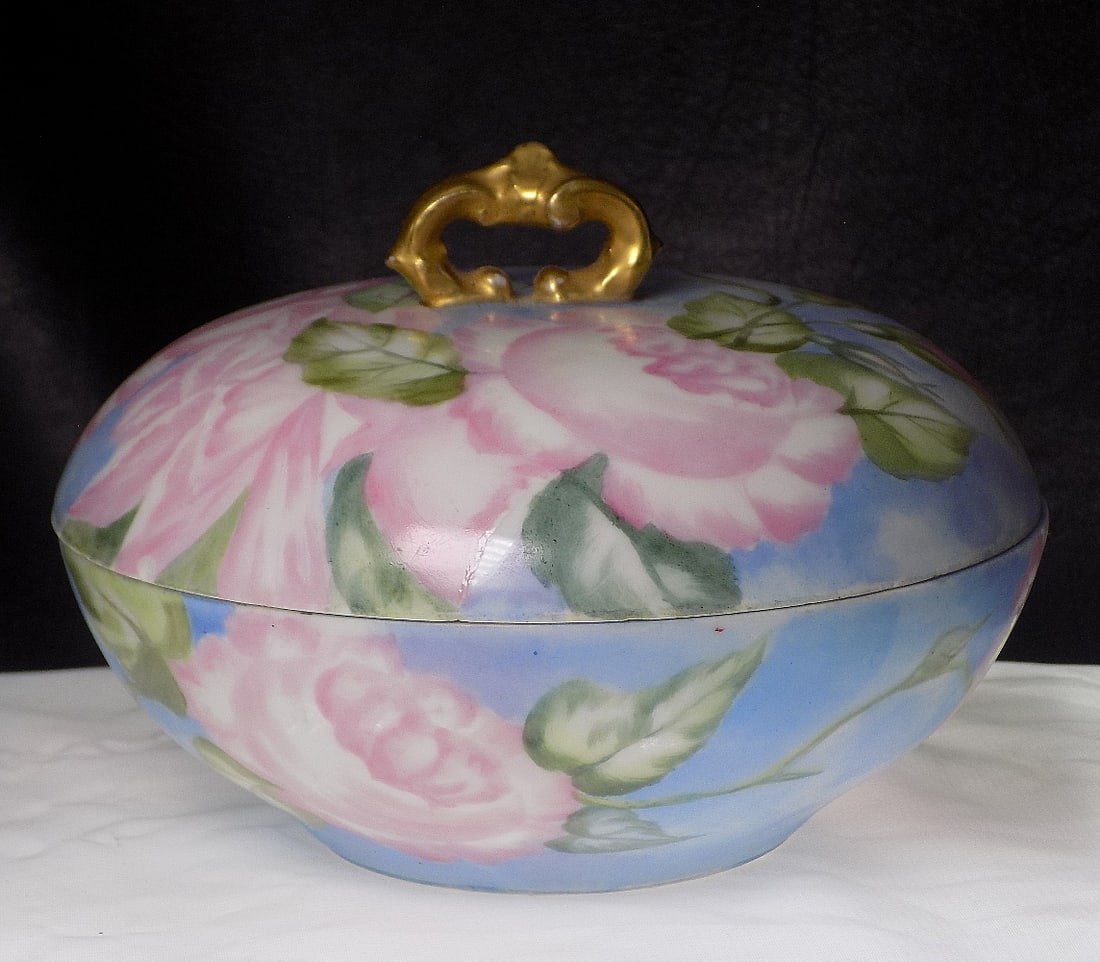 Beautiful hand painted Limoges jewelry box with flowers: Beautiful hand painted Limoges jewelry box with flowers. Marked on bottom as shown in photo. Beautiful soft colors. Great quality and detail. In very good original as found condition. 3 7/8 inches tal