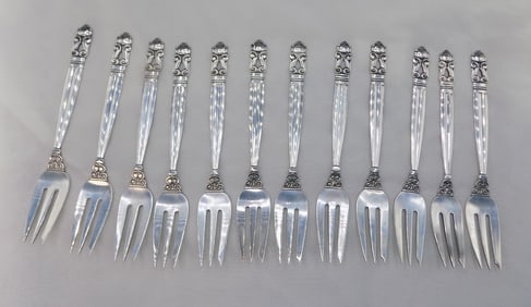 Very fine set of twelve Georg Jenson vintage Acorn sterling silver forks.