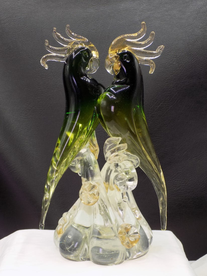 Beautiful midcentury Venetian Murano Seguso art glass parrots: Beautiful midcentury Venetian Murano Seguso art glass parrots. Beautiful colors. Gold dusting on base and headdress on parrots. Great quality and detail. In very good original as found condition. 9 &f