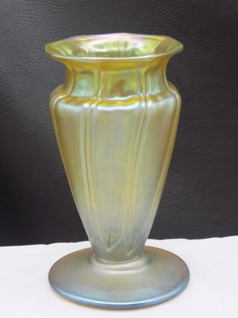 Lovely iridescent art glass vase: Lovely iridescent art glass vase. No signature. Beautiful iridescence. Beautiful colors. Great quality and detail. In very good original as found condition. White dotted light is camera reflection. 5