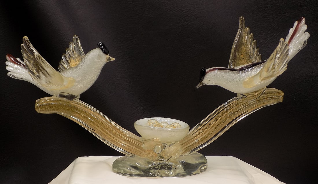 Beautiful midcentury Venetian Murano Seguso art glass birds with nest: Beautiful midcentury Venetian Murano Seguso art glass birds with nest. Lots of internal gold and silver dust. Male and female bird with eggs in the nest. Beautiful colors. Great quality and detail. In