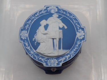 Splendid antique Wedgewood Jasperware covered trinket or jewelry box