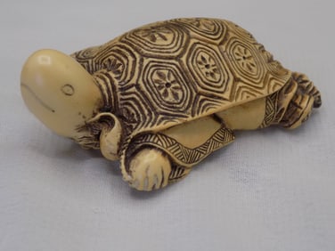 Fine vintage carved Oriental Netsuke.