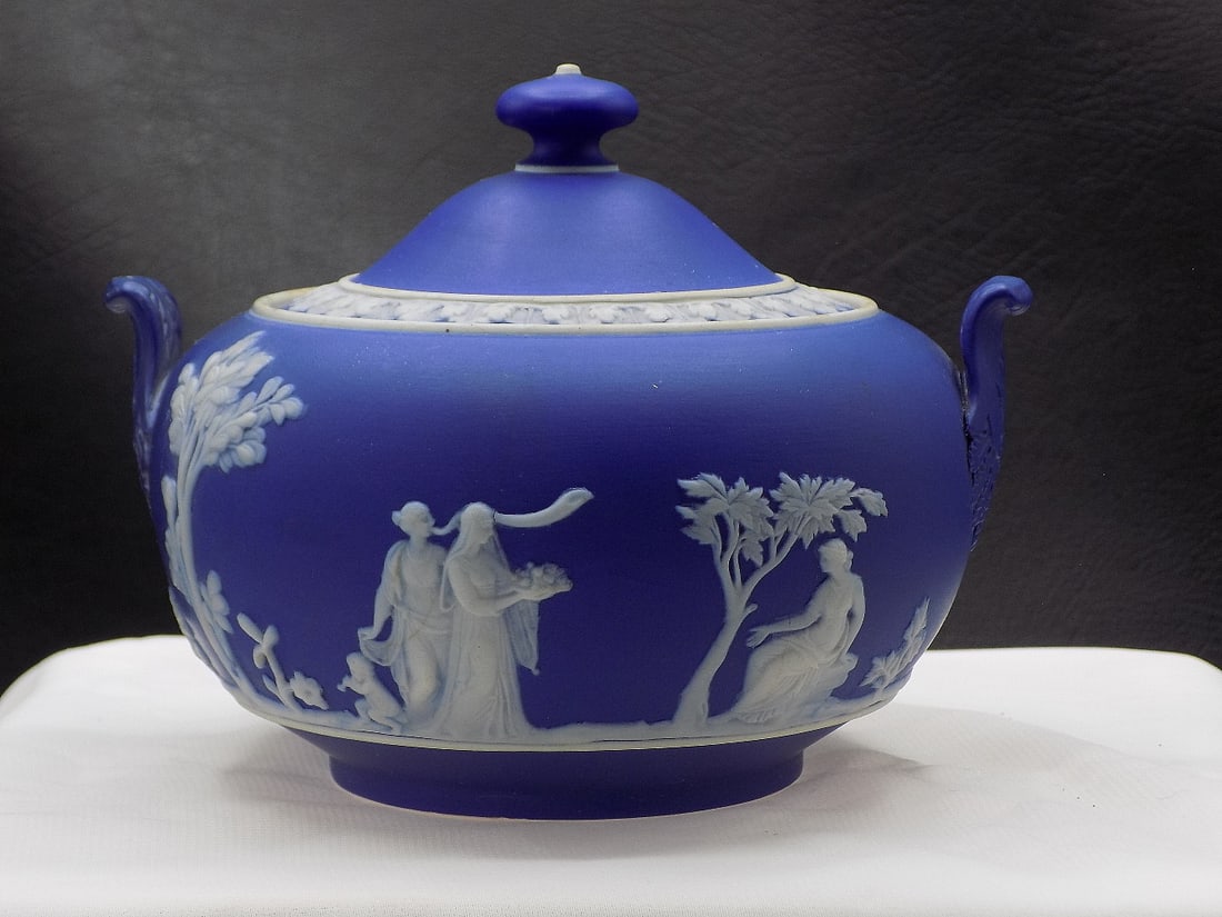 Splendid antique Wedgewood Jasperware sugar bowl (1 of 11)