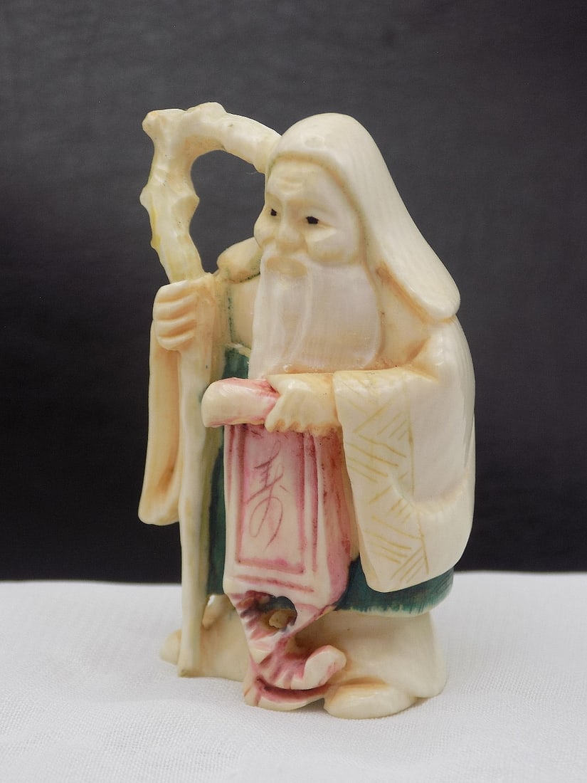 Fine vintage carved Oriental Netsuke. (1 of 7)