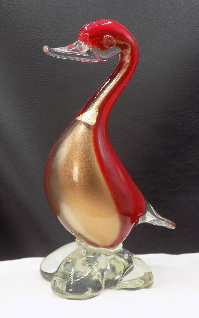 Beautiful vintage Murano art glass duck with original label: Beautiful vintage Murano art glass duck with original label. Barovier Toso. Beautiful colors. In very good original as found condition. Great quality and detail. 7 1/8 inches tall.