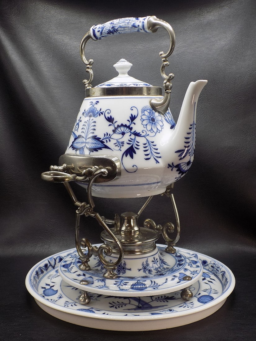 Rare antique Meissen onion pattern warming tilting teapot: Rare antique Meissen onion pattern warming tilting teapot. With original burner and underplates. Marked on bottom as shown in photo. Beautiful colors. In very good original as found condition. Great q