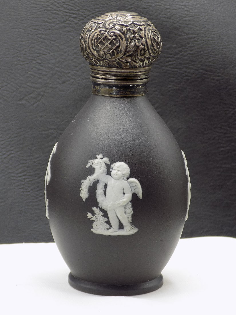 Splendid antique Black Basalt Wedgewood Jasperware perfume bottle (1 of 13)