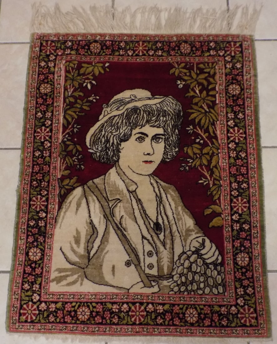 Unusual vintage Persian Oriental rug of Queen Elizabeth: Unusual vintage Persian Oriental rug of Queen Elizabeth. Beautiful colors. In very good original as found condition. Great quality and detail. 21 ¾ x 30 ½ inches not including fringe