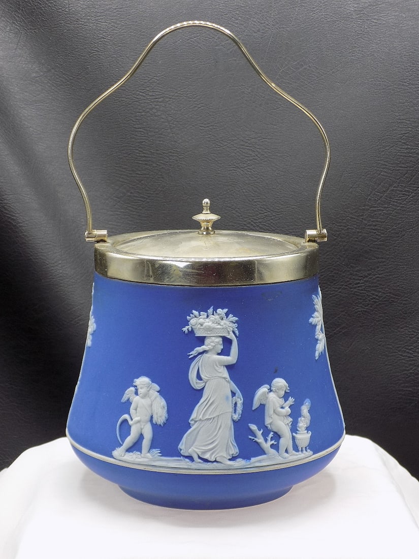 Splendid antique Wedgewood Jasperware cracker jar. (1 of 9)