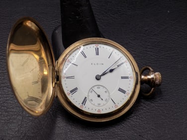 Beautiful engraved antique Elgin hunting case pocket watch