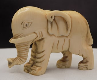 Fine vintage carved Oriental Netsuke elephant.